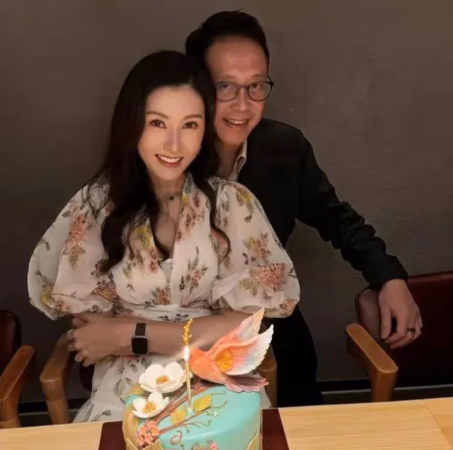 54歲李嘉欣步態如蹣跚老人!昔日最美港姐曾性感火辣