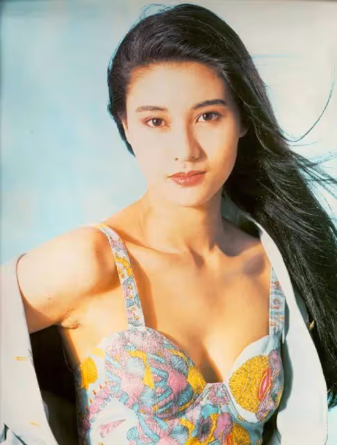 54歲李嘉欣步態如蹣跚老人!昔日最美港姐曾性感火辣