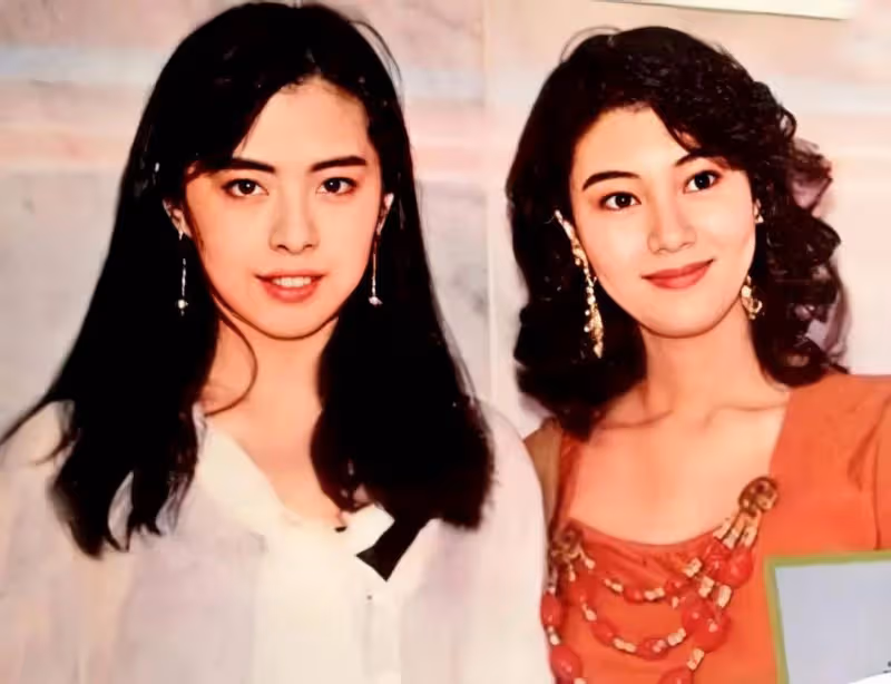 54歲李嘉欣步態如蹣跚老人!昔日最美港姐曾性感火辣
