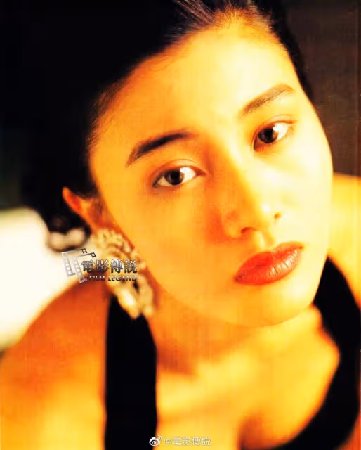 54歲李嘉欣步態如蹣跚老人!昔日最美港姐曾性感火辣