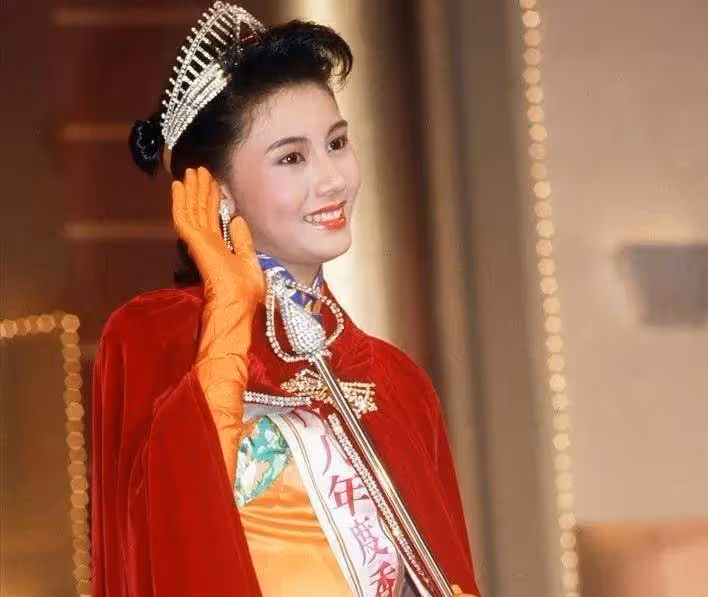 54歲李嘉欣步態如蹣跚老人!昔日最美港姐曾性感火辣
