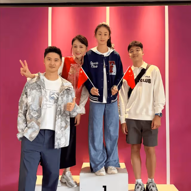 田亮、葉一茜全家亮相巴黎奧運會,森碟身材高挑,顏值超高