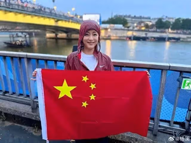 楊瀾夫婦現身巴黎奧運會難得秀恩愛,楊瀾老公身材發福顯富態