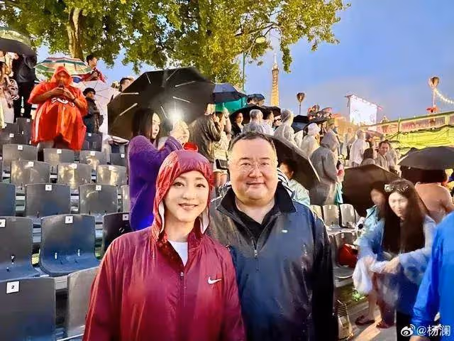 楊瀾夫婦現身巴黎奧運會難得秀恩愛,楊瀾老公身材發福顯富態