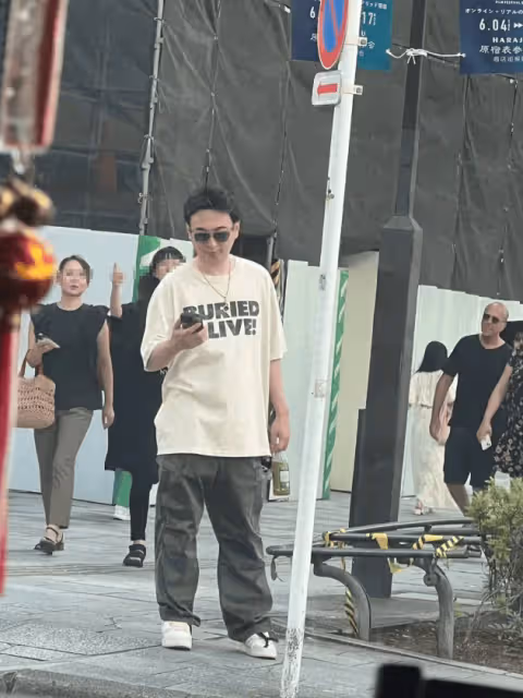 王思聰帶倆外國美女出海,女方金髮碧眼身材辣,五位保鏢貼身保護