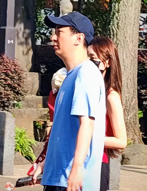 王思聰帶倆外國美女出海,女方金髮碧眼身材辣,五位保鏢貼身保護