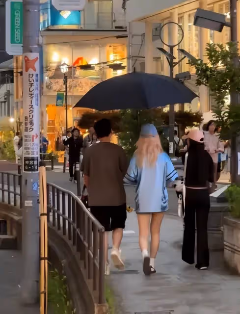王思聰帶倆外國美女出海,女方金髮碧眼身材辣,五位保鏢貼身保護