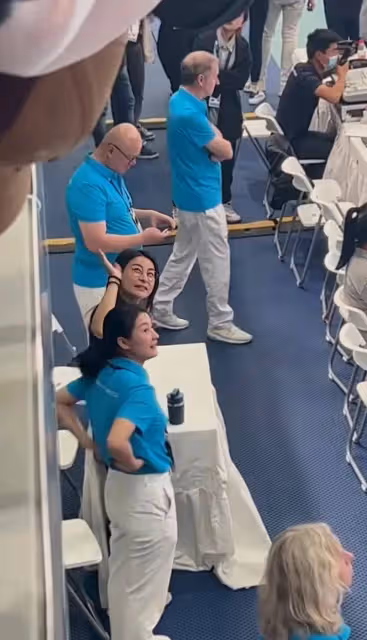 郭晶晶在奧運舞台大受歡迎,和粉絲揮手致意,拿手機記錄經典時刻