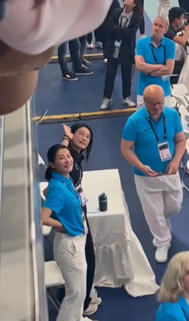 郭晶晶在奧運舞台大受歡迎,和粉絲揮手致意,拿手機記錄經典時刻
