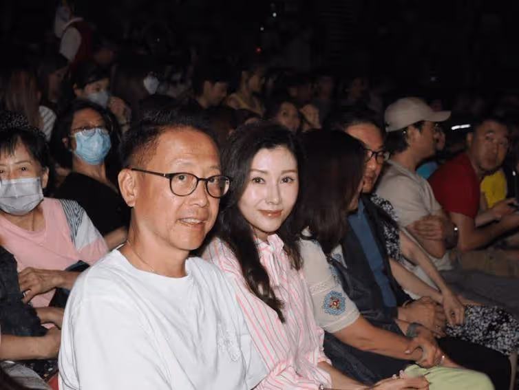 李嘉欣同老公看鄭秀文演唱會!近距離曝光54歲真實狀態