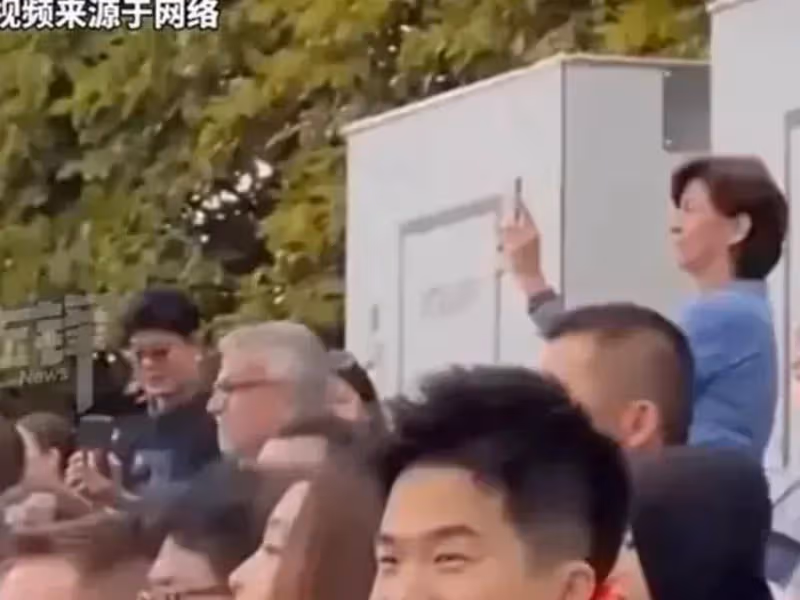 郭晶晶夫婦在巴黎奧運會開幕式秀恩愛,有網友調侃霍啟剛:嫁得好