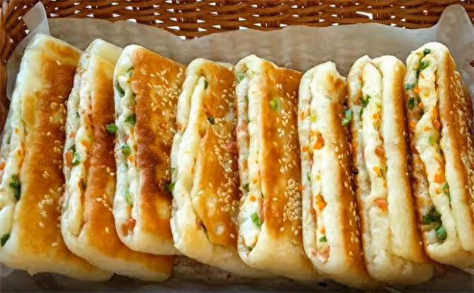 發麵餅最獨特做法，用手一折，菜刀一切，外酥里軟，3分鐘出鍋