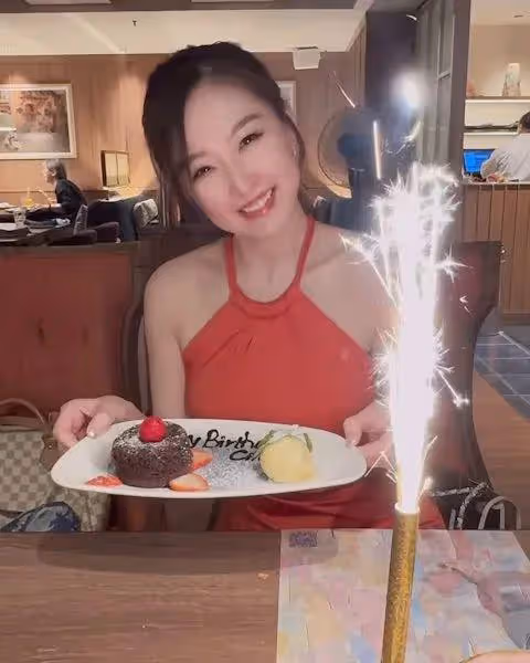 前TVB小花離巢7年,38歲生日被贊依舊童顏,近年轉型做網紅