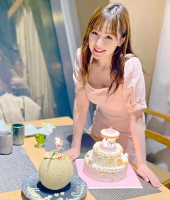 前TVB小花離巢7年,38歲生日被贊依舊童顏,近年轉型做網紅