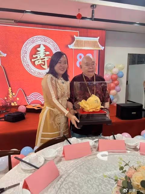 港片綠葉王82歲壽宴上台唱歌中氣十足，戒菸後身形暴漲要人抬上樓拍戲