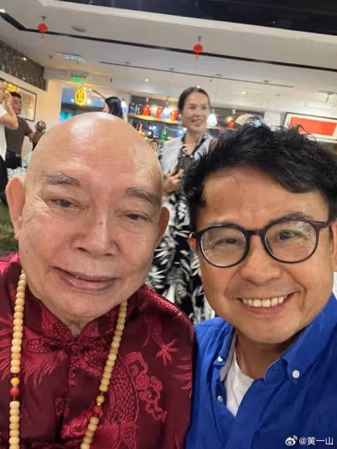 港片綠葉王82歲壽宴上台唱歌中氣十足，戒菸後身形暴漲要人抬上樓拍戲
