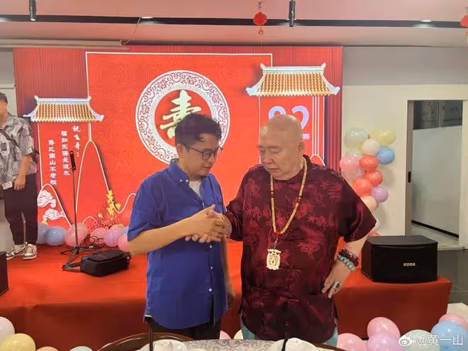 港片綠葉王82歲壽宴上台唱歌中氣十足，戒菸後身形暴漲要人抬上樓拍戲