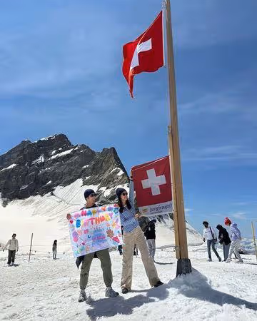 胡宇威迎42歲登山慶生！　「同框老婆陳庭妮」爬少女峰：我很姓胡