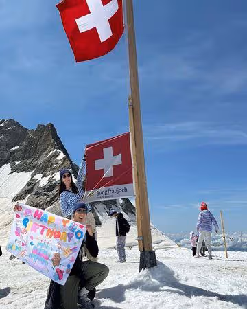 胡宇威迎42歲登山慶生！　「同框老婆陳庭妮」爬少女峰：我很姓胡