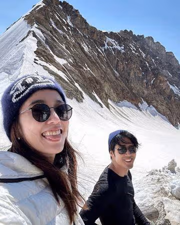 胡宇威迎42歲登山慶生！　「同框老婆陳庭妮」爬少女峰：我很姓胡