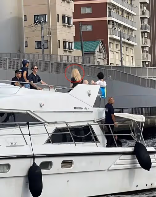 王思聰太會玩，坐遊艇帶兩位金髮美女出海遊玩，保鏢貼身保護安全