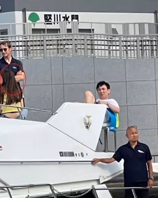 王思聰太會玩，坐遊艇帶兩位金髮美女出海遊玩，保鏢貼身保護安全