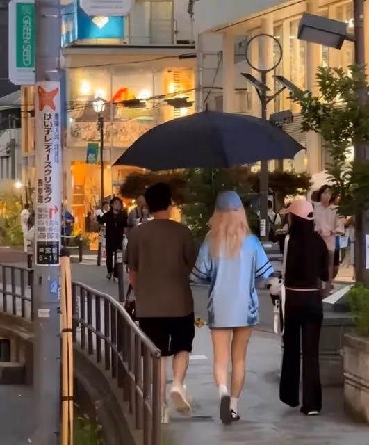 王思聰太會玩，坐遊艇帶兩位金髮美女出海遊玩，保鏢貼身保護安全