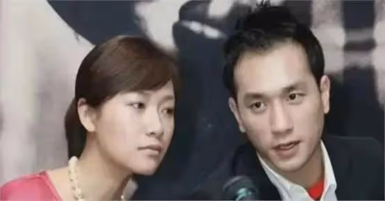 與徐靜蕾同居5年分手,後轉身娶小14歲網戀妻子,結婚13年零緋聞