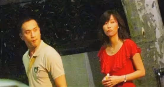 與徐靜蕾同居5年分手,後轉身娶小14歲網戀妻子,結婚13年零緋聞