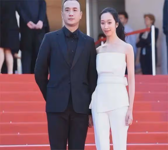 與徐靜蕾同居5年分手,後轉身娶小14歲網戀妻子,結婚13年零緋聞