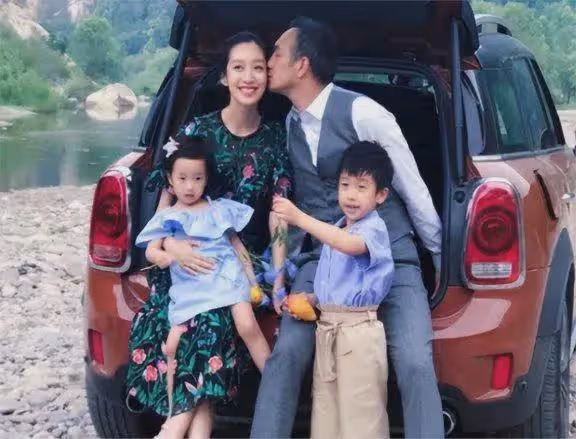 與徐靜蕾同居5年分手,後轉身娶小14歲網戀妻子,結婚13年零緋聞