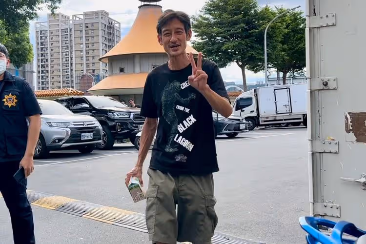 唐治平到板殯還遲到！短褲T恤比YA認母屍　付清1.12萬領遺體