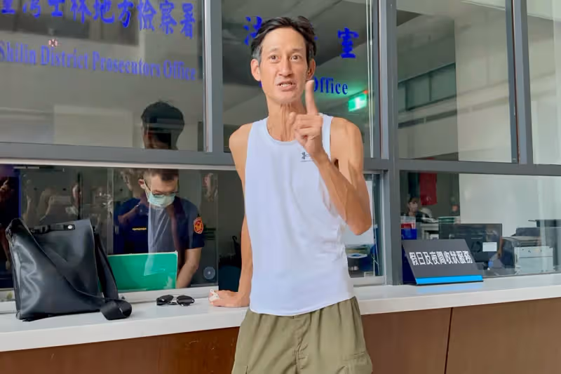 唐治平到板殯還遲到！短褲T恤比YA認母屍　付清1.12萬領遺體