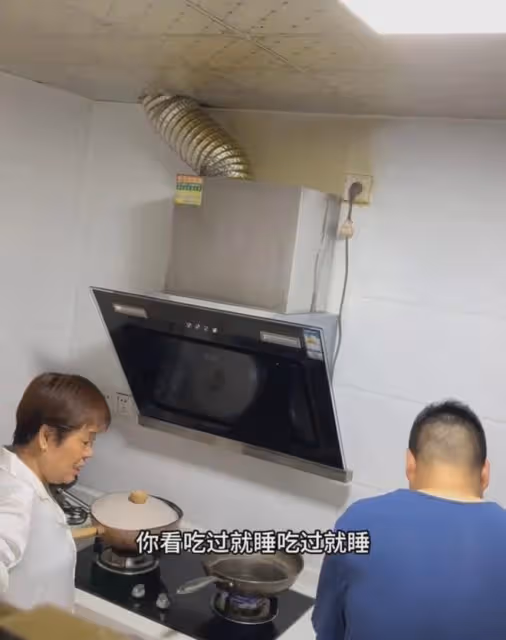 女子半夜餓讓丈夫下麵條，婆婆告狀氣炸正要衝出，聽丈夫話不吭聲