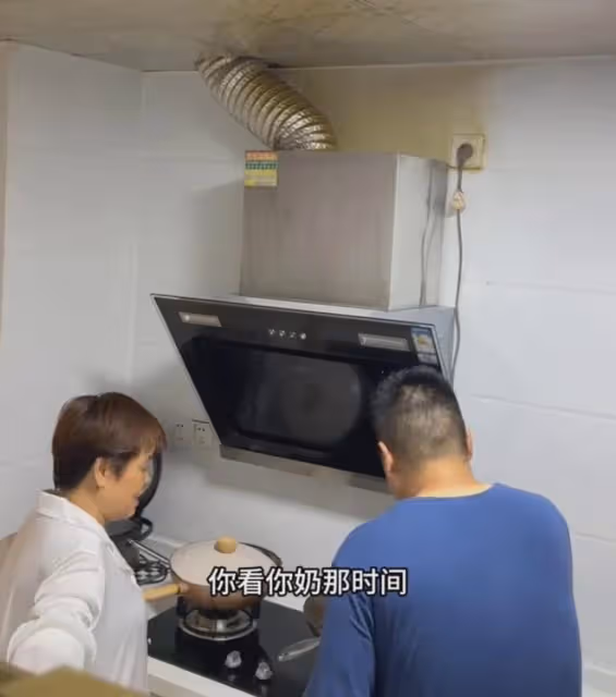 女子半夜餓讓丈夫下麵條，婆婆告狀氣炸正要衝出，聽丈夫話不吭聲