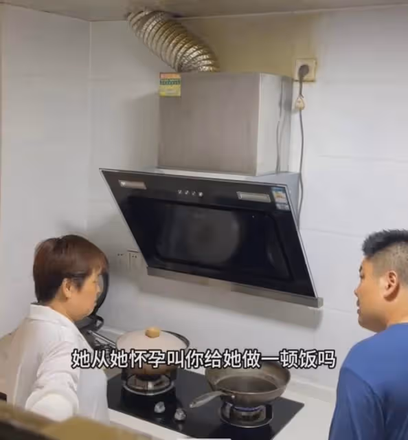 女子半夜餓讓丈夫下麵條，婆婆告狀氣炸正要衝出，聽丈夫話不吭聲
