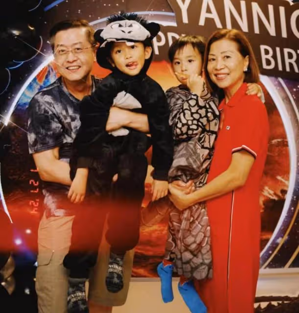 鄭嘉穎老婆曬全家福為二寶慶生,三個兒子一比一個帥,全是高顏值