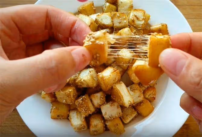 家裡剩2個饅頭,不用水不用油,做香甜酥脆小零食,孩子超愛吃