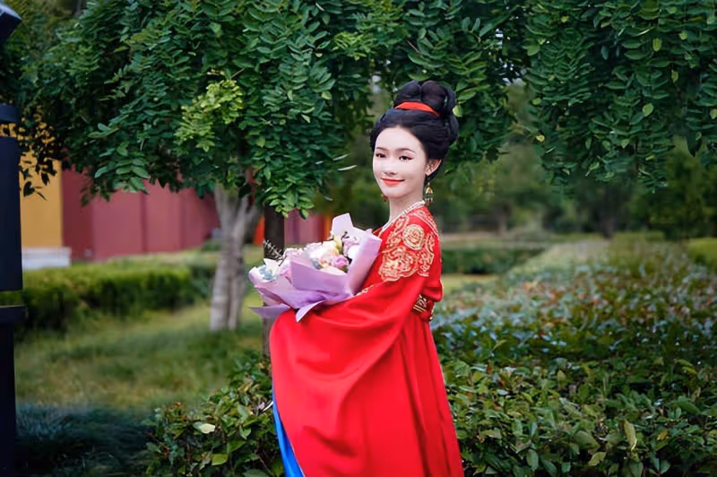 林允一襲紅衣襦裙千嬌百媚,莞爾一笑元氣滿滿