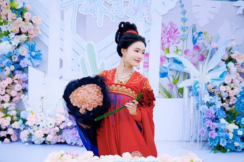 林允一襲紅衣襦裙千嬌百媚,莞爾一笑元氣滿滿