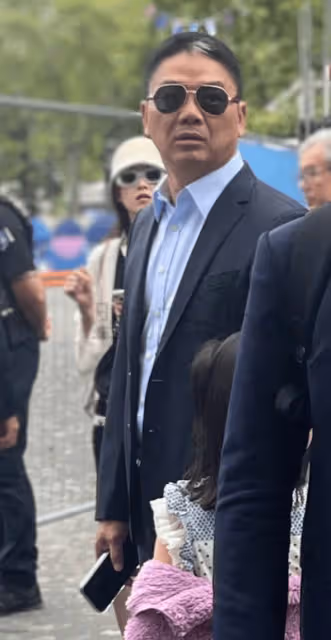 巴黎奧運會偶遇劉強東一家!章澤天帶娃看奧運,網友:這才是人生贏家