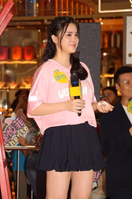 TVB小花短裙勁歌熱舞富爸爸現身力撐!外表甜美像父親!自爆想在香港上大學