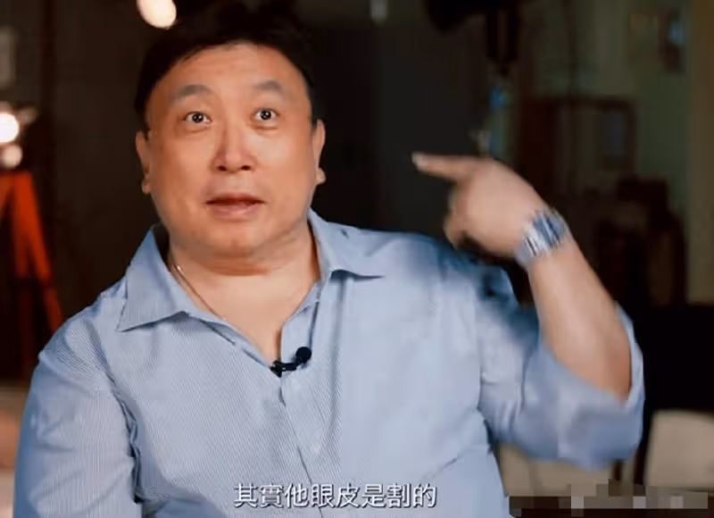 導演王晶爆料周星馳私事，透露他的雙眼皮是割的
