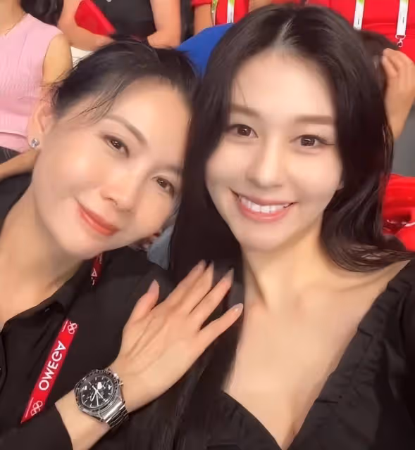 邱淑貞一家現身巴黎看奧運會，同女兒沈月貼臉自拍
