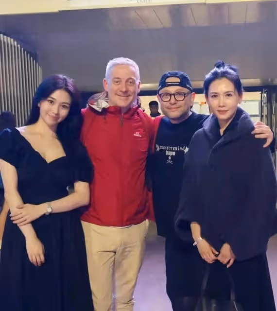 邱淑貞一家現身巴黎看奧運會，同女兒沈月貼臉自拍