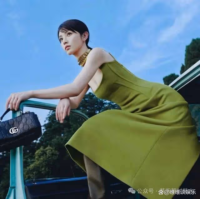 田曦薇驚艷亮相!弔帶針織裙勾勒出甜美性感雙重魅力