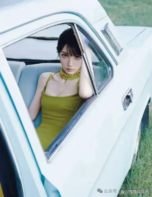 田曦薇驚艷亮相!弔帶針織裙勾勒出甜美性感雙重魅力