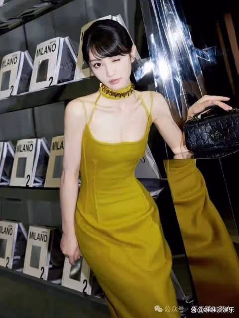 田曦薇驚艷亮相!弔帶針織裙勾勒出甜美性感雙重魅力