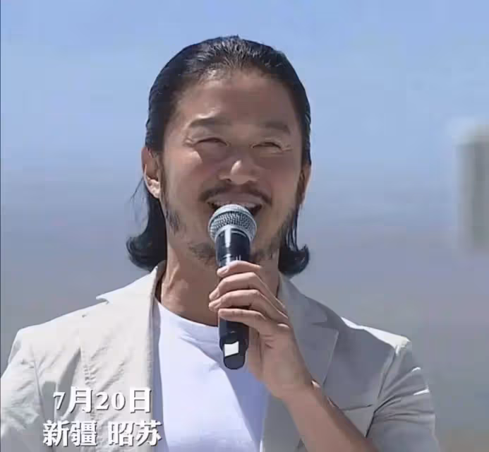 驚呆了!吳京最新亮相,留長發,一臉絡腮鬍,穿白色西服都沒去油成功