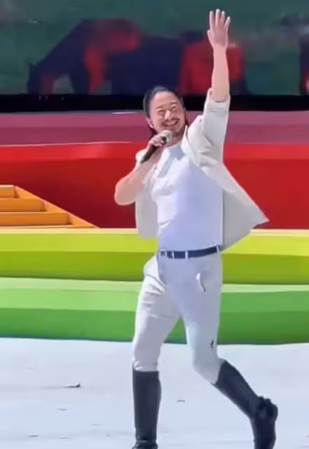 驚呆了!吳京最新亮相,留長發,一臉絡腮鬍,穿白色西服都沒去油成功
